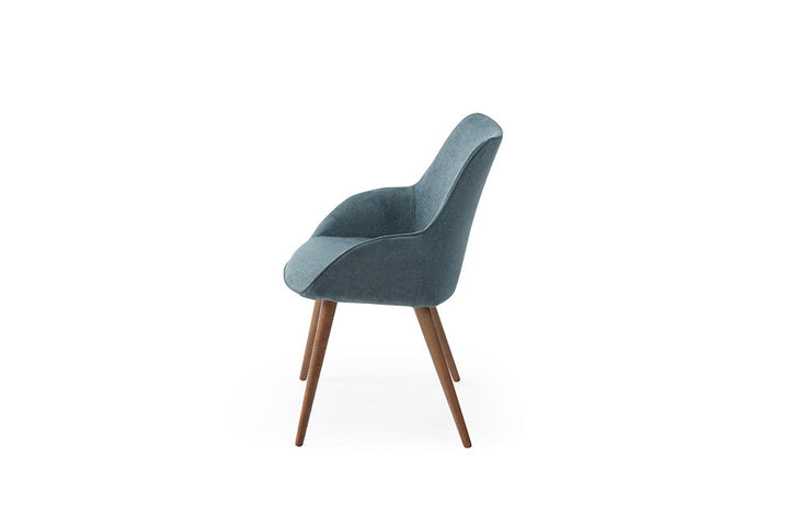 9086 Table with 1353 Chairs